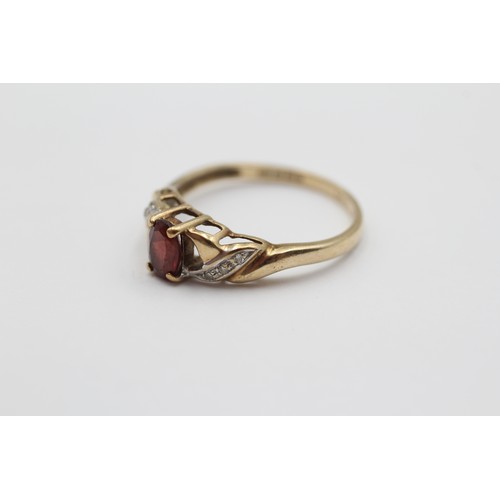 454 - 9ct White And Yellow Gold Diamond And Garnet Solitaire And Shoulder Set Dress Ring (1.7g) - Size N