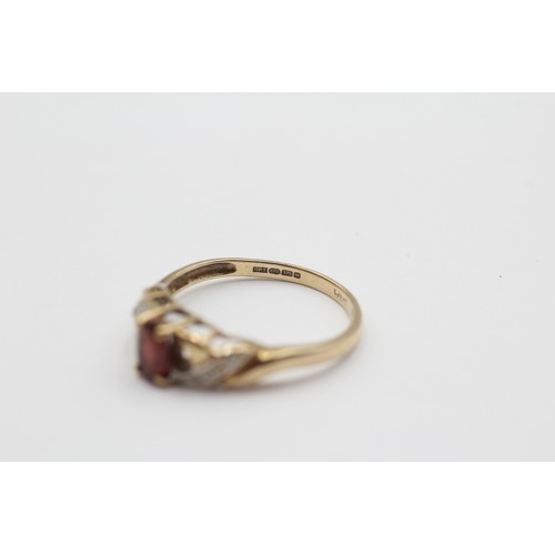 454 - 9ct White And Yellow Gold Diamond And Garnet Solitaire And Shoulder Set Dress Ring (1.7g) - Size N