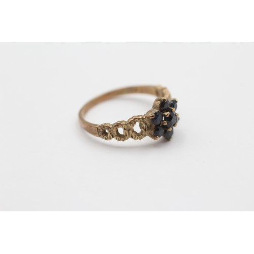 458 - 9ct Gold Sapphire Floral Cluster Textured Openwork Shoulders Dress Ring (2.2g) - Size O