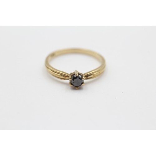 468 - 9ct Gold Black Spinel Solitaire Ridged Band Ring (1.7g) - Size N