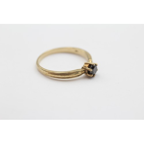 468 - 9ct Gold Black Spinel Solitaire Ridged Band Ring (1.7g) - Size N