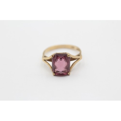 460 - 9ct Gold Garnet Radiant Cut Solitaire Split Shank Ring (2.5g) - Size M