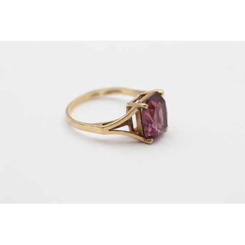 460 - 9ct Gold Garnet Radiant Cut Solitaire Split Shank Ring (2.5g) - Size M