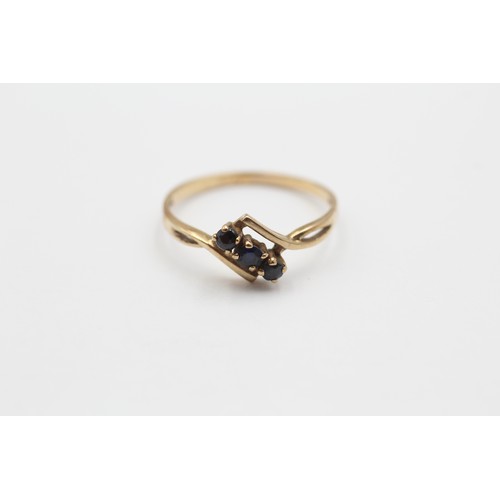 462 - 9ct Gold Sapphire Trilogy Bypass Ring (1.3g) - Size O