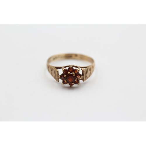 504 - 9ct Gold Garnet Floral Cluster Textured Shoulders Dress Ring (1.4g) - Size N