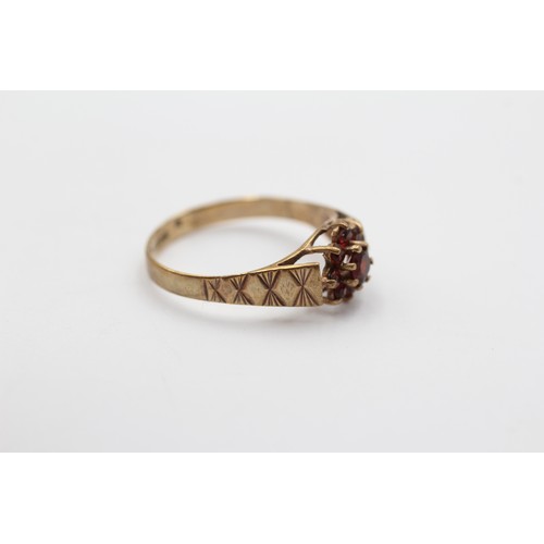 504 - 9ct Gold Garnet Floral Cluster Textured Shoulders Dress Ring (1.4g) - Size N