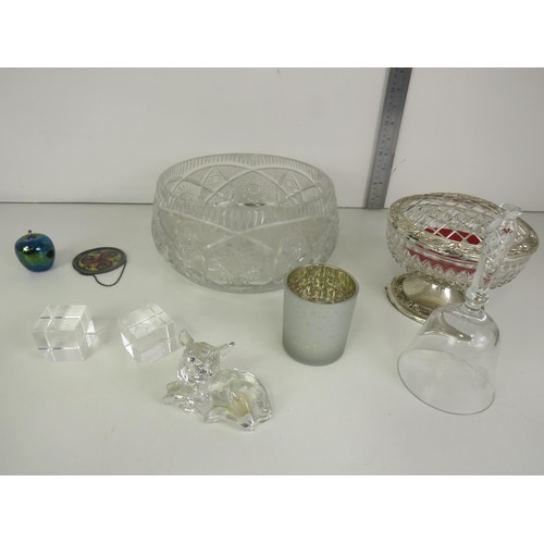 200 - ASSORTED GLASSWARE INCLUDES HEAVY CUT GLASS FRUIT BOWL, LEAD CRYSTAL FAWN, COLOURED ART GLASS APPLE ... 