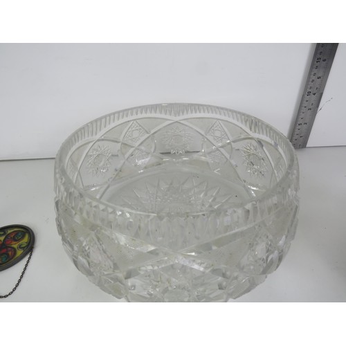 200 - ASSORTED GLASSWARE INCLUDES HEAVY CUT GLASS FRUIT BOWL, LEAD CRYSTAL FAWN, COLOURED ART GLASS APPLE ... 