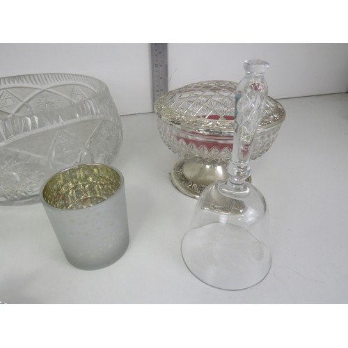 200 - ASSORTED GLASSWARE INCLUDES HEAVY CUT GLASS FRUIT BOWL, LEAD CRYSTAL FAWN, COLOURED ART GLASS APPLE ... 