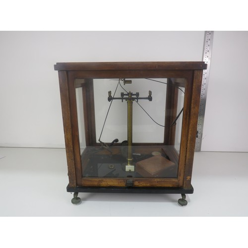 288 - SCIENTIFIC SCALES IN WOOD AND GLASS DISPLAY CASE WITH ACCESSORIES INCLUDES GERTLING LONDON WOODEN BO... 