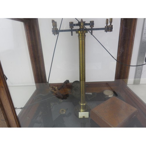 288 - SCIENTIFIC SCALES IN WOOD AND GLASS DISPLAY CASE WITH ACCESSORIES INCLUDES GERTLING LONDON WOODEN BO... 