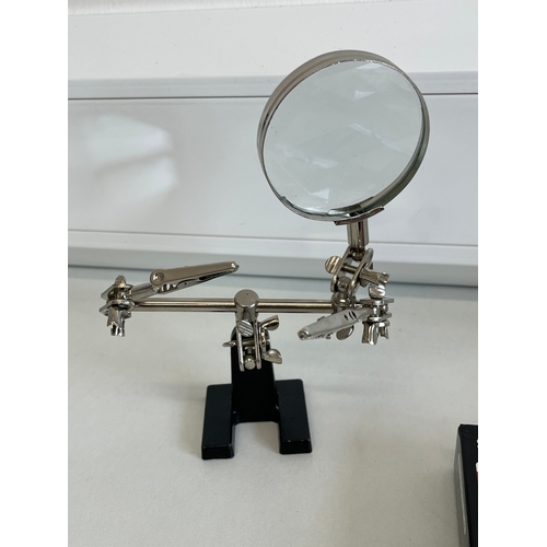 390 - MAGNIFYING GLASS HOLDER WITH TWO ADJUSTABLE CLIPS AND MINI DIGITAL SCALES BOXED AS NEW