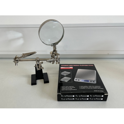 390 - MAGNIFYING GLASS HOLDER WITH TWO ADJUSTABLE CLIPS AND MINI DIGITAL SCALES BOXED AS NEW