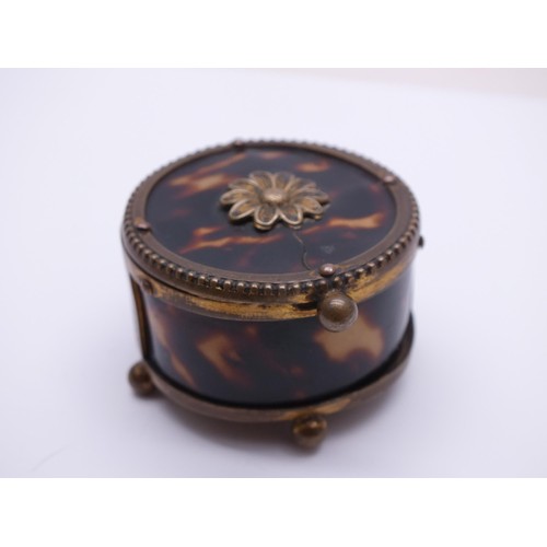 239 - EARLY 19th CENTURY SMALL ROUND GILT BRASS TORTOISESHELL TRINKET/PILL BOX WITH SILK LINING, 24mm x 38... 