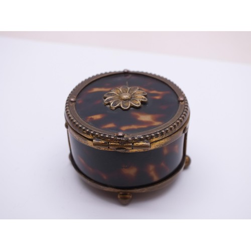 239 - EARLY 19th CENTURY SMALL ROUND GILT BRASS TORTOISESHELL TRINKET/PILL BOX WITH SILK LINING, 24mm x 38... 