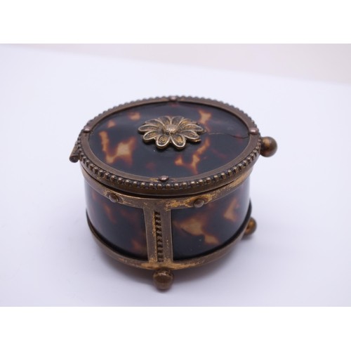 239 - EARLY 19th CENTURY SMALL ROUND GILT BRASS TORTOISESHELL TRINKET/PILL BOX WITH SILK LINING, 24mm x 38... 