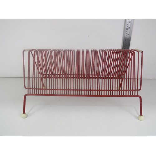 375 - 1960'S/70'S RED METAL SINGLE RECORDS HOLDER/RACK