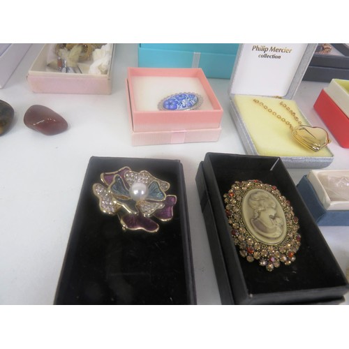 127 - SELECTION OF BOXED JEWELLERY , WATCHES AND BROOCHES ETC