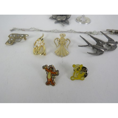 146 - 4 x BROOCHES, 3 x BADGES, SAINT CHRISTOPHER AND 2 x GUN RELATED JEWELLERY