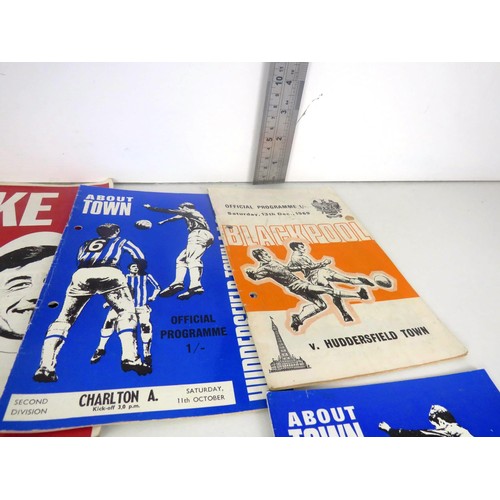 98 - COLLECTION OF OLD FOOTBALL PROGRAMMES 1960'S/70'S INCLUDES LEEDS UNITED, HUDDERSFIELD TOWN AND BLACK... 