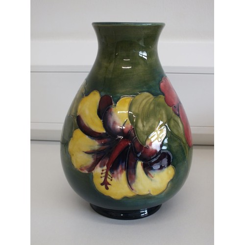 91 - MOORCROFT LARGE HIBISCUS VASE C1970'S WITH ORIGINAL LABEL ON BASE- HEIGHT 21.5cms