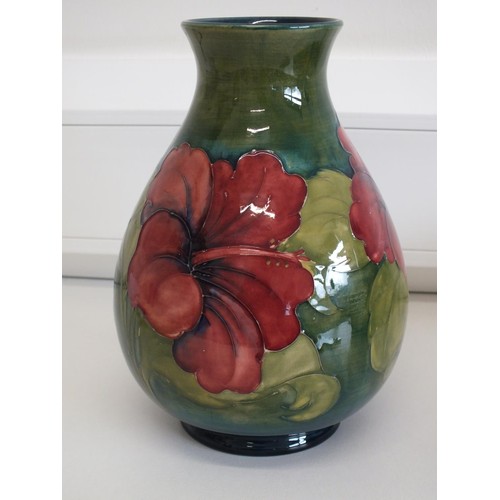 91 - MOORCROFT LARGE HIBISCUS VASE C1970'S WITH ORIGINAL LABEL ON BASE- HEIGHT 21.5cms