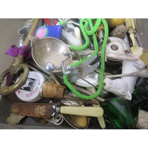 297 - TRAY OF MISCELLANEOUS COLLECTABLES INCLUDES LIGHTERS, AA BADGE, VINTAGE TRINKETS ETC