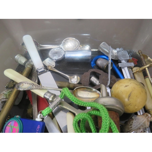 297 - TRAY OF MISCELLANEOUS COLLECTABLES INCLUDES LIGHTERS, AA BADGE, VINTAGE TRINKETS ETC