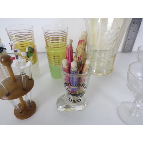 344 - SELECTION OF GLASSWARE INCLUDES 1960'S SHNOT GLASSES, BIMINI GLASS COCKTAIL PICKS, ETCHED SMOKED GLA... 