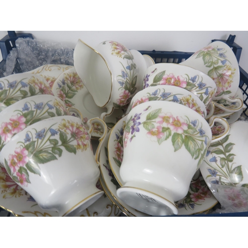 346 - SELECTION OF CERAMICS INCLUDES PARAGON PART TEA SET, LOSOLWARE AND ROYAL ALBERT COUNTRY ROSES