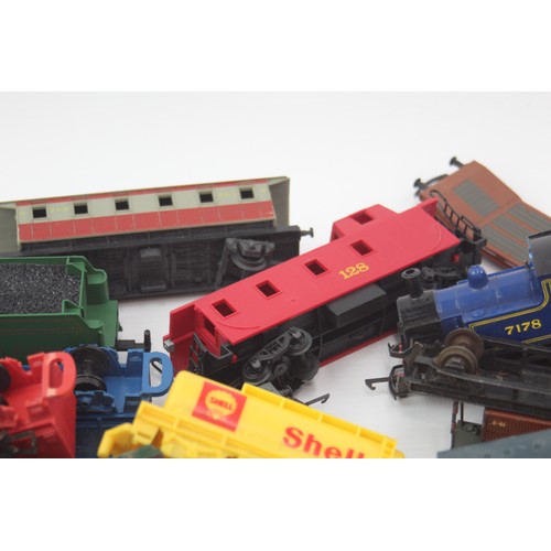 402 - Job Lot Mixed Brand OO Gauge Inc Locos, Tenders & Rolling Stock