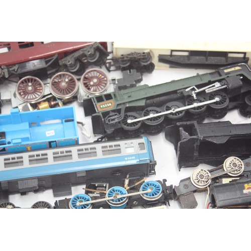 405 - Job Lot Vintage OO Gauge SPARE/REPAIR Inc Locos, Carriages & Stock