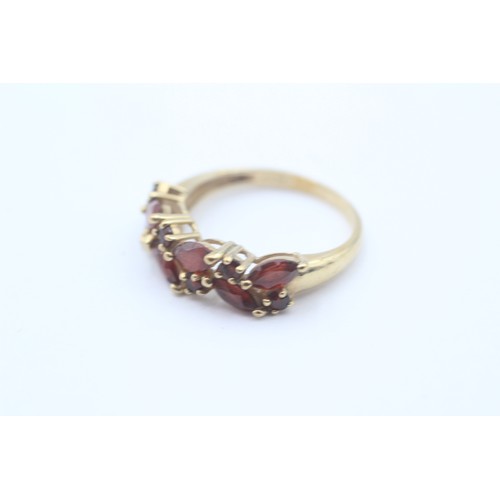 409 - 9ct Gold Garnet Organic Floral Double Row Half Eternity Design Ring (3.1g) - Size R