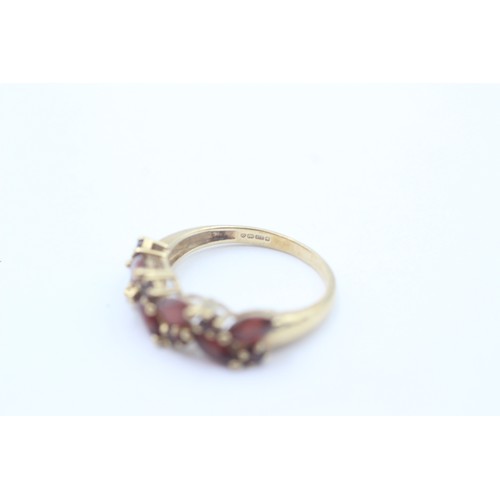 409 - 9ct Gold Garnet Organic Floral Double Row Half Eternity Design Ring (3.1g) - Size R