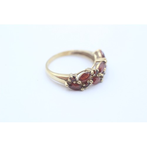 409 - 9ct Gold Garnet Organic Floral Double Row Half Eternity Design Ring (3.1g) - Size R