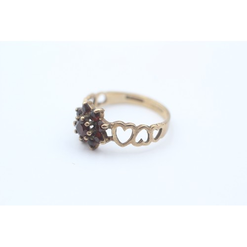 415 - 9ct Gold Garnet Floral Cluster Openwork Heart Shank Dress Ring (2.2g) - Size O