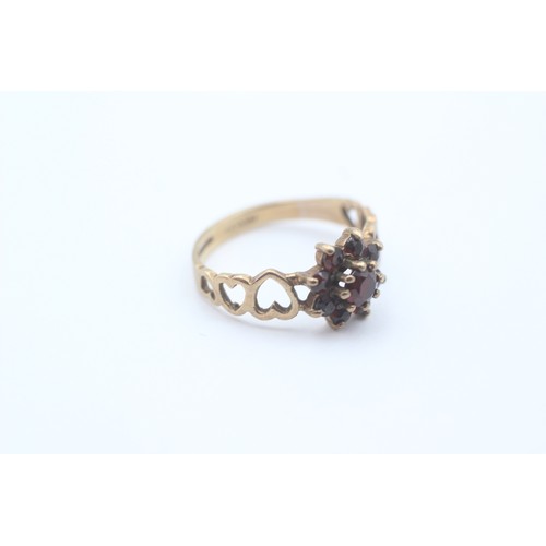 415 - 9ct Gold Garnet Floral Cluster Openwork Heart Shank Dress Ring (2.2g) - Size O