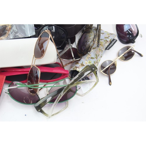 414 - 50 x Assorted SUNGLASSES Inc Salvatore Ferragamo, Moschino, Michael Kors etc