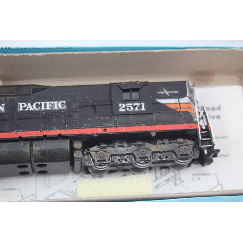 423 - 3 x OO Gauge Locos Inc Boxed Atheann Southern Pacific & Hornby BB16009/1