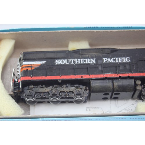 423 - 3 x OO Gauge Locos Inc Boxed Atheann Southern Pacific & Hornby BB16009/1