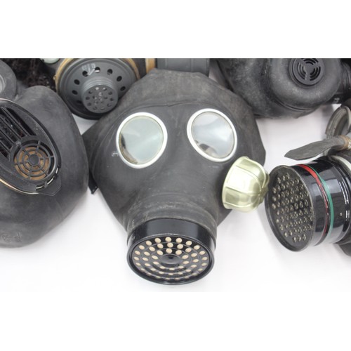 426 - 7 x Vintage Gas Masks