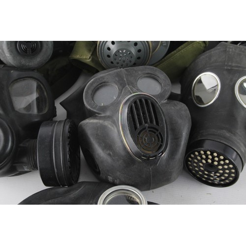 426 - 7 x Vintage Gas Masks