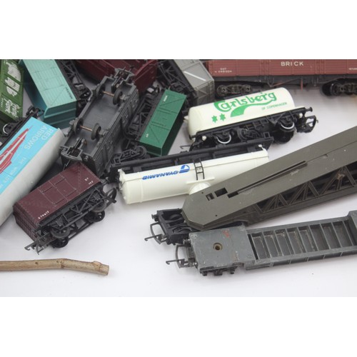 452 - Job Lot OO Gauge Mixed Brand Accessories & Rolling Stock Inc Hornby/Triang, Etc