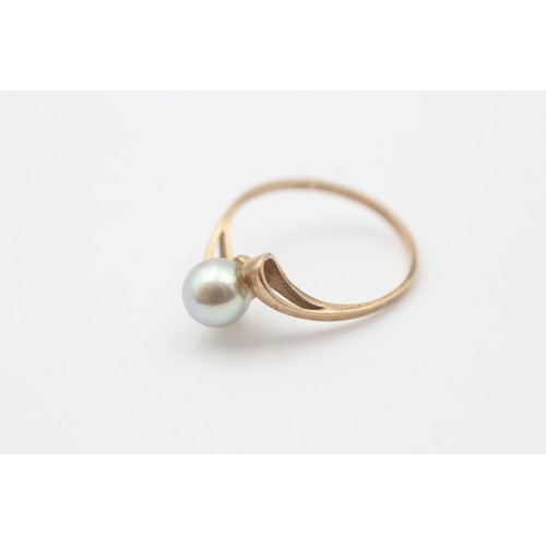 457 - 9ct Rose Gold Cultured Pearl Bypass Loop Shoulders Solitaire Ring (1.4g) - Size O