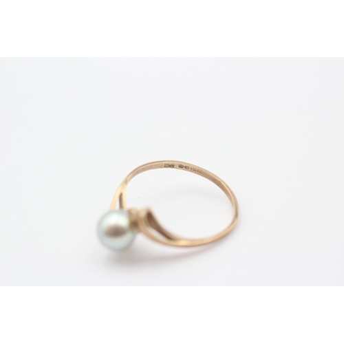 457 - 9ct Rose Gold Cultured Pearl Bypass Loop Shoulders Solitaire Ring (1.4g) - Size O