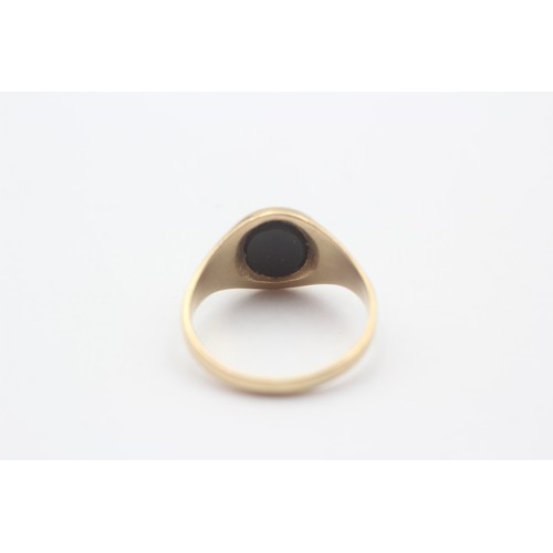 487 - 9ct Gold Oval Onyx Inlay Signet Ring (2.7g) - Size N