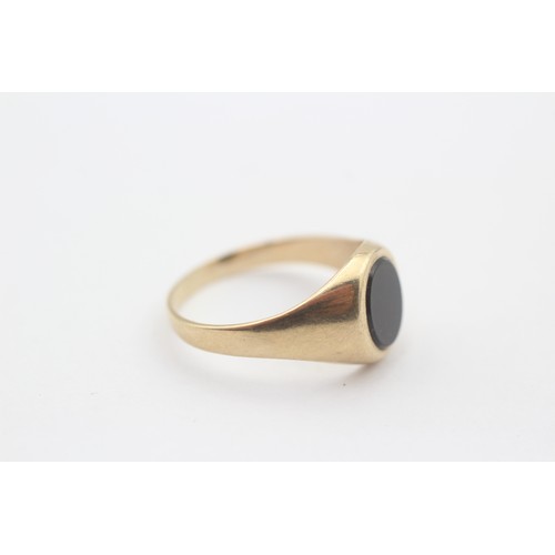 487 - 9ct Gold Oval Onyx Inlay Signet Ring (2.7g) - Size N