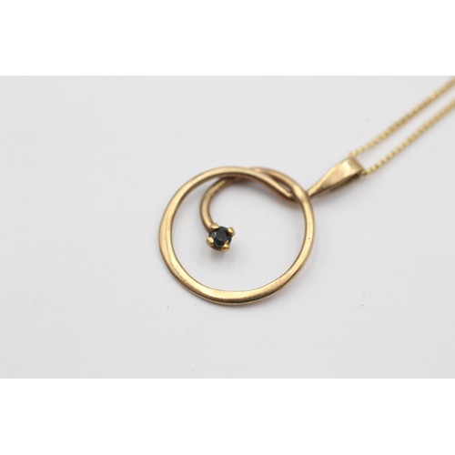 496 - 9ct Gold Sapphire Detail Circle Frame Pendant Necklace (1.6g)