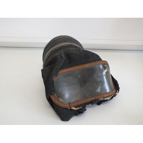 204 - MILITARY LEATHER POUCH AND GAS MASK