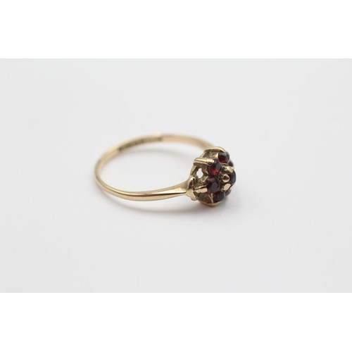 517 - 9ct Gold Garnet Floral Cluster Dress Ring (1.5g) - Size L